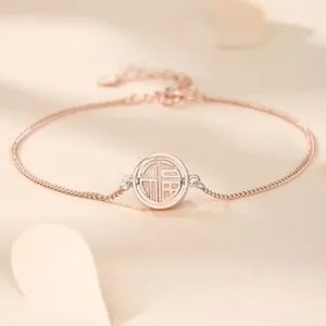Gros plan du bracelet en argent S925 or rose avec pendentif Fu et maillons de chaîne fins