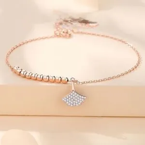 Gros plan du bracelet en argent S925 avec feuille de ginkgo en or rose et zircons