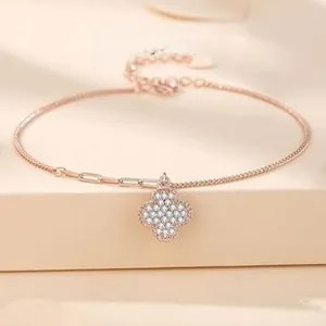 Détail d'un bracelet en argent S925 or rose avec pendentif trèfle serti de oxydes de zirconium