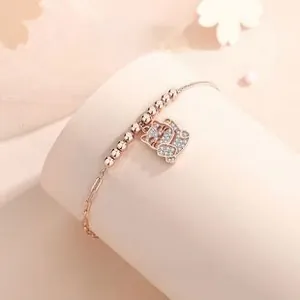 Détail d'un bracelet en argent S925 or rose avec pendentif chat orné de cristaux pavés
