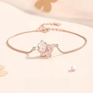 Gros plan sur le bracelet en argent S925 avec un pendentif chat porte-bonheur rose doré