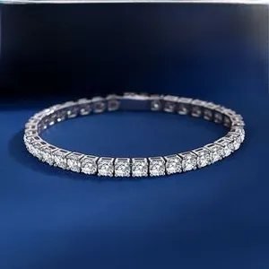 Gros plan détaillé d'un bracelet tennis en argent sterling S925 avec pierres blanches
