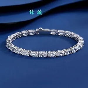Détail macro du bracelet tennis en argent S925 serti de zircons ovales scintillants