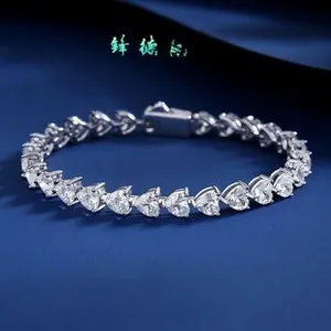 Gros plan du bracelet tennis en argent S925 avec des zircons scintillants en cœur