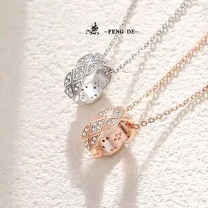 Dettaglio di collane in argento S925 e oro rosa con pendente trapuntato e pavé di pietre