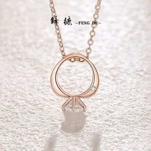 Dettaglio collana coda di sirena in argento S925 con finitura oro rosa e zircone lucido