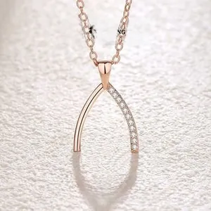 Dettaglio della collana in argento S925 a forma di V con finitura oro rosa e zirconi cubici