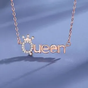 Vista macro del ciondolo Queen in argento S925 con corona e diamanti pavé
