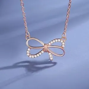 Dettaglio collana con fiocco in argento S925 oro rosa con zirconi scintillanti