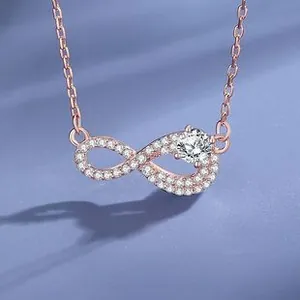 Macro del ciondolo infinito in argento sterling S925 in oro rosa con piccoli diamanti lucidi