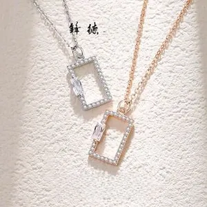 Dettaglio della collana in argento S925 con pendente rettangolare in argento e oro rosa