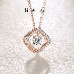 Dettaglio macro della collana in argento S925 con cornice geometrica oro rosa e zircone