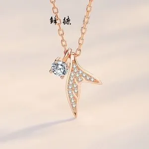 Dettaglio macro della collana in argento S925 oro rosa con pendente a coda di pesce