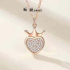 Dettaglio della collana con ciondolo a cuore e corona in argento S925 oro rosa e zirconi