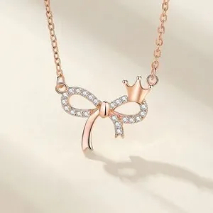 Dettaglio della collana infinity in argento S925 oro rosa con fiocco e corona