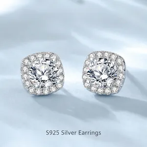 Elegante S925 sterling zilveren vierkante moissanite oorknopjes op blauwe zijde stof