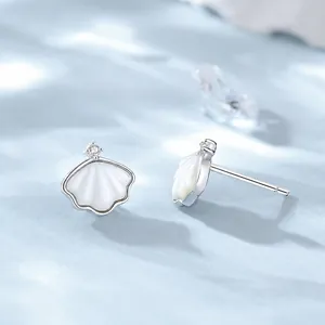 Elegante S925 sterling zilveren schelp oorknopjes met wit parelmoer en kleine glanzende diamanten