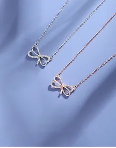 Détail du pendentif noeud en argent S925 avec des pierres de zircone scintillantes