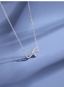 Détail du collier noeud en argent S925 avec pavé de zircons et finition polie brillante