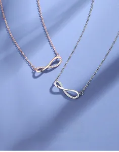 Dettaglio di collane infinito in argento sterling S925 in finiture oro rosa e argento