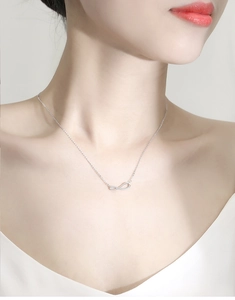 Dettaglio della collana infinito in argento sterling S925 con zirconi indossata da modella