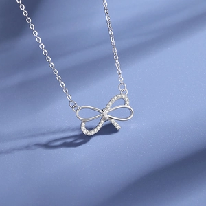 Élégant collier nœud en argent sterling S925 avec cristaux sur fond ondulé bleu