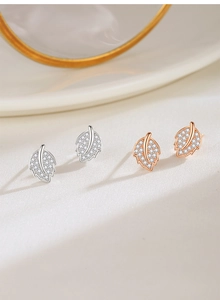 Macro di orecchini a lobo a foglia in argento e oro rosa con micro-pavé di zirconi