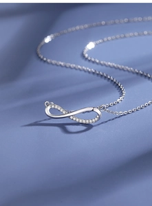 Dettaglio della collana infinity in argento con pavé di zirconi cubici scintillanti