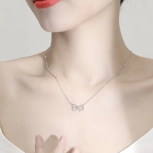 Élégant collier nœud en argent S925 orné de cristaux étincelants sur une chaîne fine