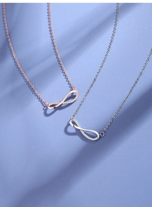 Primo piano di collane infinity in argento sterling S925 in oro rosa e argento