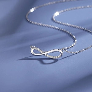 Elegante collana con pendente infinito in argento sterling S925 e pietre di zircone bianco