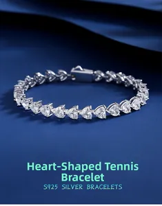 Detailansicht eines S925 Sterling Silber Herz-Tennisarmbands mit funkelnden Steinen