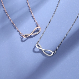 Elegante collana con pendente infinito in argento sterling S925 con pavé di zirconi