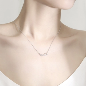 Elegante collana infinito in argento sterling S925 con pavé di zirconi su modella