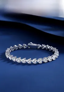 Detailansicht eines silbernen Tennisarmbands mit funkelnden herzförmigen Zirkonias