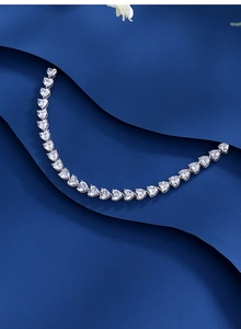 Detailaufnahme von Herzschliff-Zirkonia auf einem Tennisarmband aus S925 Silber