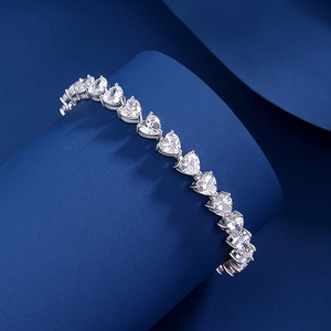 S925 Sterling Silber Herzschliff Tennisarmband mit Moissanit auf blauem Hintergrund