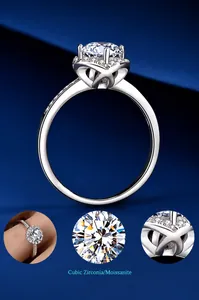 Viste dettagliate dell'anello moissanite a sei griffe con fascia in argento lucidato