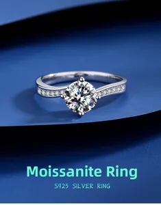 D-Farbe Moissanit Ring aus S925 Silber mit gedrehter Ringschiene und kleinen Steinen