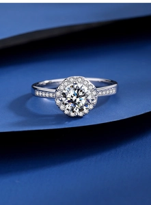 Macro dettagliata di un anello di fidanzamento in argento con moissanite e halo di diamanti