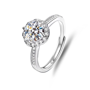 Dettaglio dell'anello in argento S925 con classica incastonatura in moissanite e alone di luce