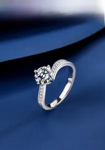 Makroaufnahme des D-Farbe Moissanit-Rings mit Vier-Krallen-Fassung und Akzentdiamanten