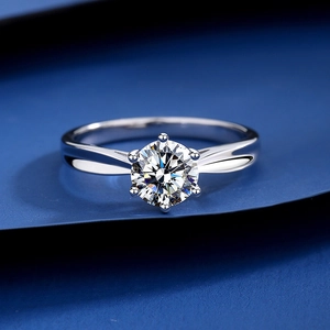 Classic six-prong S925 sterling silver ring with 1 carat round brilliant moissanite