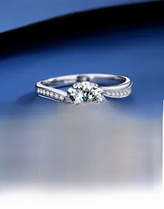 Détail d'une bague moissanite 1 carat avec monture à six griffes et diamants latéraux sur argent S925