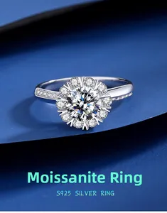 Macro de bague moissanite en argent S925 avec serti tournesol sur fond bleu profond