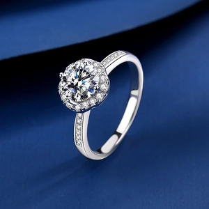 Anello di fidanzamento in argento S925 con moissanite su sfondo di velluto scuro