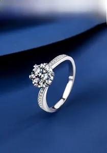 Vue latérale macro d'une bague moissanite 1 carat avec monture fleurie et anneau torsadé