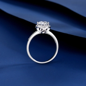 Classico anello di fidanzamento in argento 925 con moissanite a sei griffe su blu