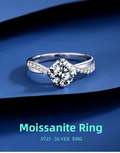 Bague moissanite 1 carat avec anneau torsadé en argent sur fond bleu, vue macro