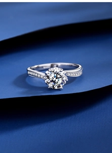 Macro d'une bague moissanite 1 carat avec serti à six griffes et pierres latérales